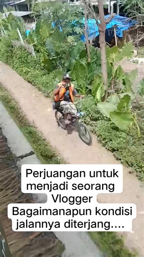 Seorang anak kecil dari sekitar museum Kereta Api Ambarawa berjuang sekuat tenaga mengayuh sepeda BMX nya sambil memegang handphone melewati jalanan terjal mengejar kereta api yang sedang berjalan... Demi sebuah konten #perjuangan #fyp #viral #vloggerkecil | New Jamur Jamkid