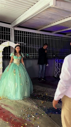 El emotivo vals de Brianna con su padre en su XV años