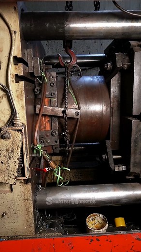 From Pellets to Pails: Making Buckets with Advanced Molding | Smartest Workers