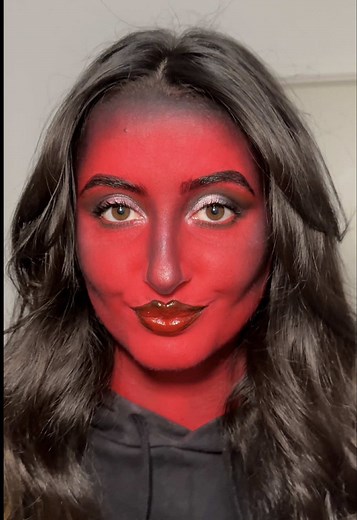 Nouveau full face de couleuuuuuuur 💋 Alors, je fais quoi la prochaine fois ? Base @NYX COSMETICS FRANCE Palette fards gras @UCANBE Official Palettes fards à paupière @Morphe Cosmetics @Diorbeauty et @NYX Professional Makeup Crayon rouge @Sephora Collection Crayon noir Miss Den Mascara @Lancôme Gloss @Revlon Cosmetics #facepaint #makeuptransformation #makeupgirls #redmakeup