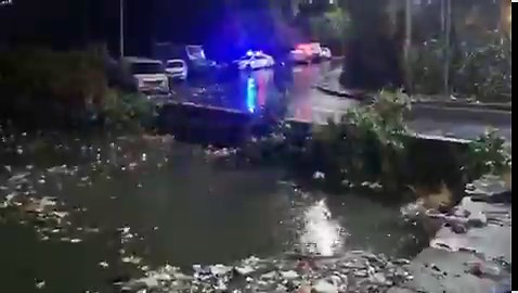 #Almomento🟡 la vialidad en la Presa Becerra C, ubicada en📍Presa San Francisco, Desarrollo Urbano el Pirú, @AlcaldiaAO, se mantiene abierta, aunque los niveles de la presa son altos por la acumulación de basura y residuos que afectan su correcto funcionamiento.#Tlaloque2026🌧