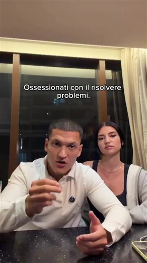 Trova un problema nel mondo, diventa il migliore a risolvere quel problema, crea un servizio che risolve quel problema ad altre persone e promuovilo come se non ci fosse un domani. Questo è il modo il cui io sono scappato dal Matrix Se non ci siamo ancora incontrati 👋 mi chiamo Roland Aguilera e sono un Mentore di mentalità, disciplina e crescita personale. Non insegno teoria. Ti alleno a diventare la versione di te che fa quello che dice. Ho aiutato oltre 2.000 persone attraverso formazione vi