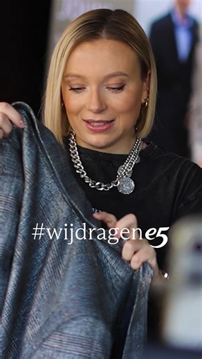 e5.be on Instagram: "Vandaag trappen we onze "#Wijdragene5" campagne af met Amber, onze PR & Social Media Specialist🤩 Ze is de drijvende kracht achter onze socials, maar vandaag staat ze zélf in beeld. Waarom? Omdat mensen nog te vaak verrast zijn als ze iets van e5 draagt. Hoog tijd om hier verandering in te brengen. 👉In deze video vertelt Amber waarom ze zo graag bij e5 werkt, wat ze wil teweegbrengen en waarom ze trots is om mee te bouwen aan waar e5 voor staat. #Wijdragene5: verhalen van m
