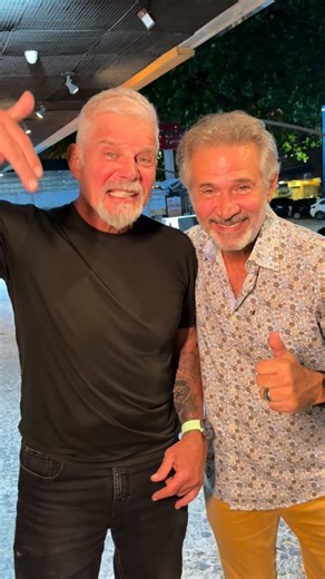 SPRIZZA on Instagram: "O @nelsonfreitasoficial fez uma visita especial à Sprizza e amou a experiência. Nossas pizzas artesanais ganham ainda mais destaque em um encontro exclusivo, que acontece todo mês, com vagas limitadas. A experiência começa com um drink autoral e segue com a harmonização de pizzas e vinhos, cuidadosamente selecionados e apresentados por um sommelier. 🍕🍸🍷 Sprizza Pizza Bar Sabor italiano, alma carioca. No mês que vem tem de novo. Venha viver essa experiência com a gente!"