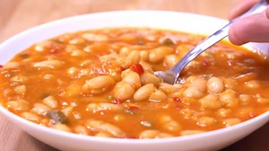 NAPRAVITE PASULJ SA POVRĆEM KAO ŠPANCI: Milioni ljudi su oduševljeni (VIDEO)