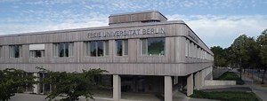 Über den Wolken ☁️- und nach der Prüfungsphase - ☁️ muss die Freiheit wohl grenzenlos sein! Wir wünschen Euch einen guten Start in die vorlesungsfreie Zeit und einen schönen Valentinstag! 🌹 | Freie Universität Berlin