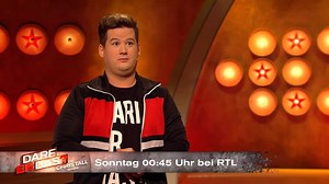 "Darf mein Sohn mit 20 noch bei mir im Bett schlafen?" - "Ähm..." 😲😲😲 Mehr interessante Fragen beantwortet Chris Tall diese Nacht um 00:45 Uhr! | RTL Comedy