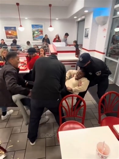 This police man never expected this 😂 . . #copmoments #policeofficer #fun #usapolice #copmoment #foryoupage #viral