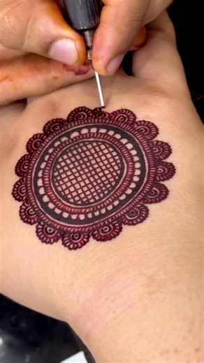 Crafting Modern Mandalas with Mastery ✨💎#livenzahennaexpert #mehndi #henna #shortvideo #reels