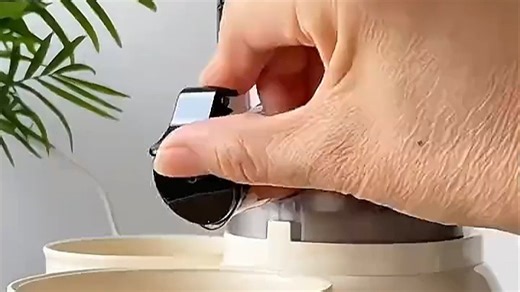 果香萃取精华，轻盈体验健康生活。X100型果汁机高效锁鲜，厨房必备，轻松制作新鲜饮品，全家都爱。