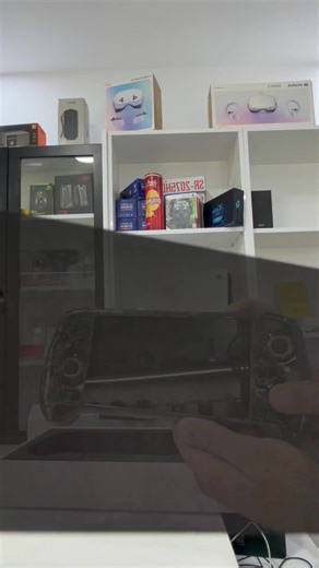 🎮 Gen Z Store – Nouvel Arrivage : Anbernic RG557 Console portable Android Rétro-Gaming 📱 Caractéristiques : • Écran AMOLED 5.48” Full HD • 12 Go RAM • 256 Go stockage • Processeur Dimensity puissant • Wi-Fi 6E Bluetooth 5.3 • Support émulation (PSP / PS1 / Dreamcast / GameCube…) • Jeux Android compatibles • Batterie 5500 mAh 📍Disponible chez Gen Z Store Zarzis 📞 97303729 #genzstore #anbernicrg557 #gaming #tunisie | Gen Z store