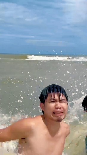 I gave my buddy a full service VIP haircut at our spot by the sea, and he was satisfied with my service.🤣💈🌊 | Boss Janong