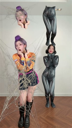 Spider-GIRL ties Rumi up with a web. 🕷 #KPOPDEMONHUNTERS #HUNTRIX #KPOP #SPIDERMAN