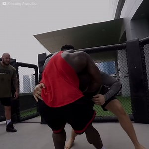 Un combat d'arts martiaux mixtes a surpris tous les fans, après qu'un instructeur de MMA ait défié un bodybuilder. Pourtant, personne n'imaginait que tout allait devenir un horrible cauchemar pour son rival. Abonne-toi pour voir plus de vidéos : http://bit.ly/yt-cracksfr | Cracks du sport