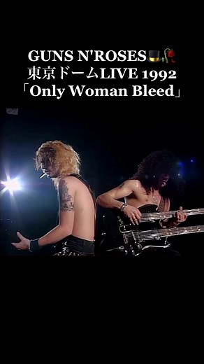 黒のダブルネックをつま弾くスラッシュ🎩 アルペジオの練習に最適かな😊 アリス・クーパーのカヴァー 「only woman bleed」#GunsNRoses #AxlRose #SLASH #Duffmackagan