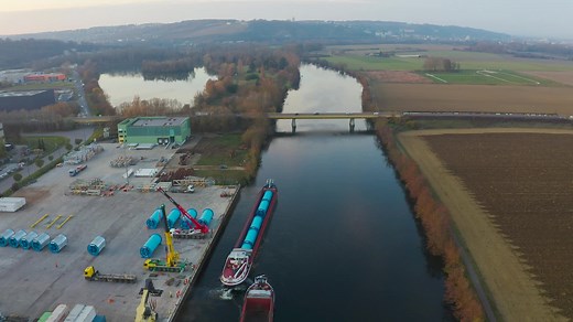 Prysmian Group produces innovative P-Laser underground cables for the German high-voltage direct current (HVDC) transmission line SuedOstLink at its plant in Gron, France. The video shows how drums with 1,750 meters of underground cable weighing 83 tons each are loaded onto barges in the port of Gron. From there they are transported by waterways via France and the Netherlands to Regensburg, Germany. In the port of Regensburg, the cable drums are then finally unloaded and remain there in an inter