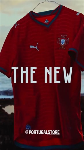 PUMA STORE JAVA on Instagram: "Seragam kandang Portugal menyalurkan energi lautan dan intensitas tim yang siap mengguncang panggung terbesar. Warna dasar merah yang ikonik dilapisi dengan pola bergelombang dan aksen hijau, yang menunjukkan akar maritim dan semangat pantang menyerah negara ini. Ini adalah desain yang sangat sempurna bagi mereka yang terlahir untuk menjelajah dan hidup demi tim tercinta. Jersey versi Authentic khusus pertandingan ini dengan bahan ULTRAWEAVE dari PUMA dan memiliki 