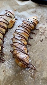 Bananen Mumien Das Original 👻 Immer wieder eine tolle Inspiration für Halloween 🎃 Dafür brauchst du: 3-4 Bananen 3-4 Kinderriegel 1 Blätterteig 1 Ei Etwas geschmolzene Schokolade Puderzucker und Zuckeraugen Bei 200 °C Umluft circa 25 Minuten backen. 🇬🇧 If you don’t know what to do on Halloween. Here I have a cool Halloween inspiration for you. For this you need: 3-4 bananas 3-4 children’s bars 1 puff pastry 1 egg Some melted chocolate, powdered sugar and sugar eyes Bake at 200 °C circulating