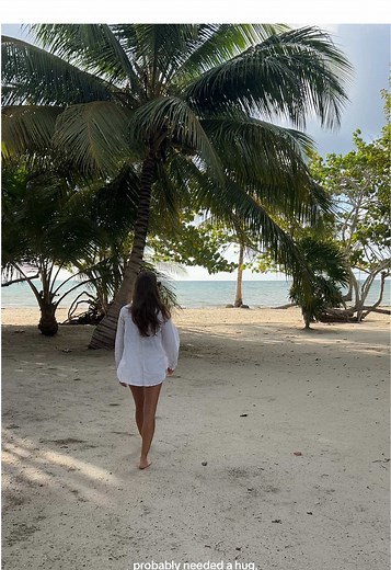 Barefoot and unbothered—just a peaceful beach walk #wheninbelize ———————————— ROEming - Belize Travel Agency ———————————— We plan: 🤍 Beach Holidays 🤍Secluded Experiences 🤍 Honeymoons 🤍 jungle lodge 🤍 Private Expedition #tik_tok #belize #foryou #TravelBelize #vacation #foryourpage #beachwalk #hug #placencia #holiday