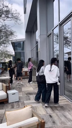 ArtCenter Spatial Experience Design on Instagram: "Learning beyond the classroom! exploring Los Angeles architecture through color, materials, and concept 🌇 Led by faculty, Associate Chair and materials guru Stella Hernandez @stellahdesign #artcenteredu #materialsfordesign #spatialdesign"