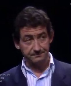 80's... "Les Piles" : sketch issu de "Pierre Desproges se donne en spectacle", un one-man-show où le sens de l'absurde prédominait et dans lequel les travers de la société étaient passés au crible... Ce spectacle avait été enregistré en décembre 86 au Théâtre Grévin à Paris. Une pensée pour Pierre Desproges qui nous a quittés il y a 33 ans aujourd'hui... #PierreDesproges | Nostalgies 60'-70'-80'