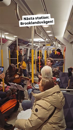 William Sundman Sääf on Instagram: "Sån banger! Musik av Dan Andersson! Den långhåriga sångaren och gitarristen till vänster heter @williambulowonils William Bülow O'Nils, och honom ska jag och en tredje vissångare som heter Kim Persson ha konsert med! 20 maj på Musikvalvet Baggen! Den första, 6 februari, sålde slut på en dag, så passa på! :) #svenskmusik #trubadur #tunnelbana #sång #allsång"