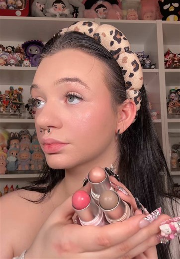 Smooth Application with SHEGLAM Contour Sticks