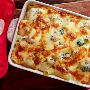 Receta de FIDEOS CON SALSA BLANCA GRATINADOS!! Hoy les traemos 2 RECETAS en 1!! Por un lado vamos a estar haciendo Pasta al horno con queso acompañada de brócoli y coliflor gratinados y por el otro vas a aprender como hacer una deliciosa y cremosa Salsa Blanca o también conocida como Salsa Bechamel o besciamella (en italiano), besamel o besamela. Es una salsa, más bien espesa, cuyo origen se le atribuye a la cocina francesa e italiana. Esta Pasta al Forno o fideos al horno gratinados son una del