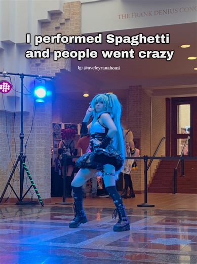 Exciting Fanchant Performance at KomoriCon