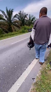 55K views · 595 reactions | Assalammualaikum admin KHI , maaf ganggu . Saya nak mintak tolong boleh ? Saya terlibat kemalangan berhampiran jambatan pertama dari arah Felda Inas menghala ke Bandar Tenggara . Saya sedang mencari rakaman dashcam anggaran pukul 140pm - 215pm . Tarikh 13/10/2025 . Bantuan anda sangat kami hargai  Boleh call nom 019-5488051 #InfoKluang #KHi #LikeFollowShare #localcommunity | This Is Johor | Facebook