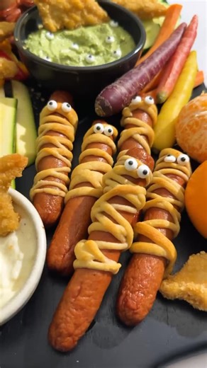 37 reactions | Boo!  A spooky protein snack board in under 30 seconds! Spooky, simple, and so fun to share. Full recipe in bio! Bouh!  Une collation protéinée effrayante en moins de 30 secondes! Simple et abominablement amusant à partager. Recette complète dans la bio! | Maple Leaf Foods | Facebook