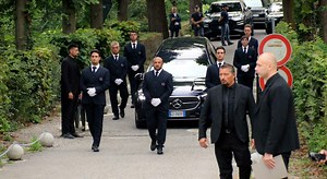 Funerali Armani, al rito ammesse solo 62 persone: «Ha ringraziato tutti». Dall'erede Andrea Camerana all'equipaggio dello yacht, chi c'era