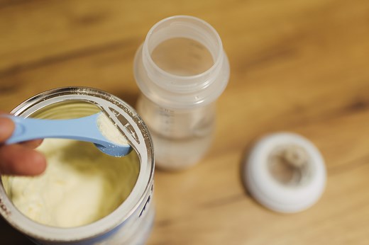 Step-by-step guide to making up a formula feed | NCT