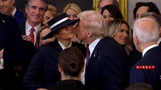 EN IMAGES | Énorme chapeau et robe bleu marine: la tenue de Melania Trump à l’investiture de son mari fait vivement réagir