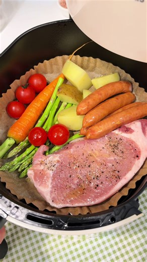 เมนูที่ได้ไปต่อในปี 2026 no.1 ในใจ🏆 สเต็กหมูและไส้กรอกหนังกรอบในหม้อทอดไร้น้ำมัน อร่อยง่าย ใช้เวลาน้อย ด้วยวัตถุดิบคุณภาพจากเบทาโกรที่ทั้งบ้านติดใจ 💚 ใครกำลังมองหาวัตถุดิบสำหรับมื้อพิเศษ จิ้มที่ตะกร้าได้เลยค่า 🛒 #หม้อทอดไร้น้ำมัน #สเต็กหมู #ไส้กรอก #Betagro #Tiktokพากิน