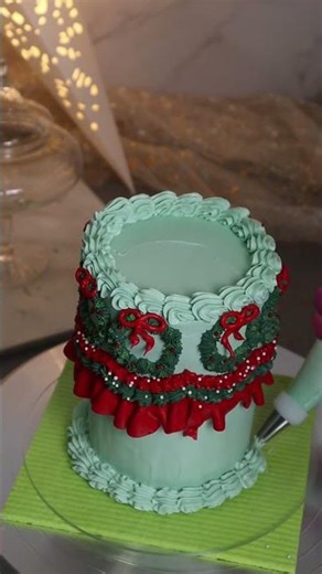 Perfection is Red green & mint Christmas cake 🤌🏻😍🎄#cakeshorts #christmascakedesign #buttercream