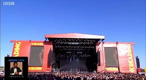 The moment Drake came out as a surprise guest during Giggs’ set at Reading Festival 2017 and they performed “KMT” 🔥