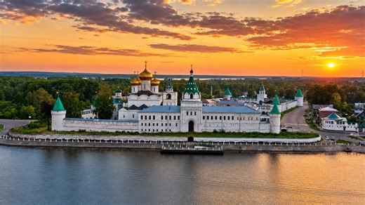 黄金のドームが輝くロシアの歴史ある修道院