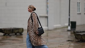 La flor para el pelo versión invierno existe (y también está de moda)