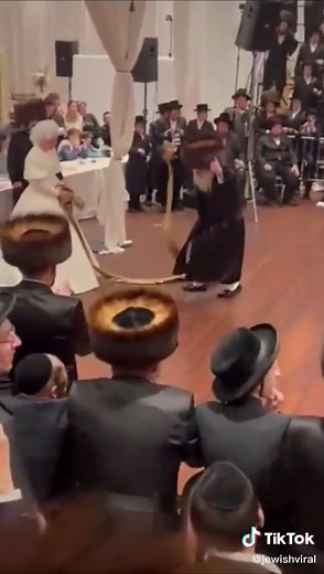 Traditional Chasidic Jewish Wedding Dance and Music