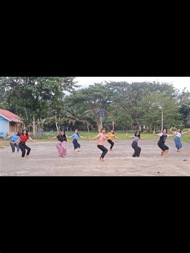 Sesekali nari Tari Dayak bareng anak sekolah🥰 Dc by @zafira_rr . . . #tarikreasi #tarikalimantan #taridayak #tarinusantara #taridaerah #taritradisional #yaahowu #onoalawenias #nihakhoda #smansagido #kabupatennias