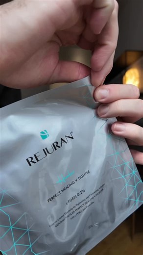 Cyrille Laurent Skincare on Instagram: "🇰🇷 Un masque coréen absolument incroyable Aujourd’hui, je vous parle d’un masque très particulier de la marque Rejuran. Pour ceux qui connaissent la marque, Rejuran est surtout célèbre pour ses injections de PDRN (issus d’ADN de saumon) utilisées en mésothérapie pour leurs propriétés revitalisantes et régénérantes sur la peau 🧬 Ici, on retrouve une déclinaison cosmétique de cette approche avec le masque V-Healer / V-Tighter. Ce qui le rend intéressant :