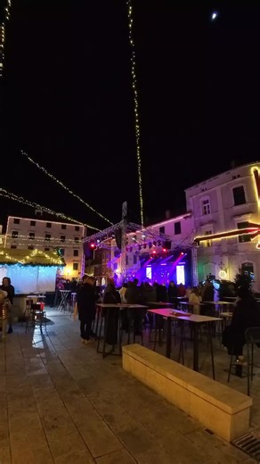 Naše ďalšie putovanie adventnou Makarskou - od námestia Kačićev, kde sa odohráva hlavný program adventu, cez námestie Hrpina (Igloo Djeda Božićnjaka) na námestie Tina Ujevića (klzisko). . . . #december #advent #makarska