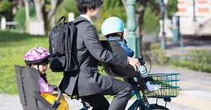 【動画】危ない！自転車の後ろに乗せた子どもの事故を検証。脚を骨折するケースも…