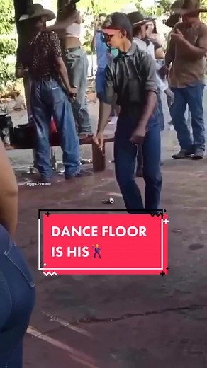 Clear the dance floor, it’s his 🕺 [via IG/ @comitiva_forrozeiros_oficial]