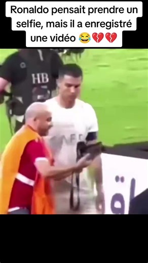 #Ronaldo thought he was going to take a selfie but he recorded a video 😂💔💔 #Ronaldo pensó que iba a tomarse una selfie pero grabó un video 😂💔💔 #followlikeandcommment❤️❤️