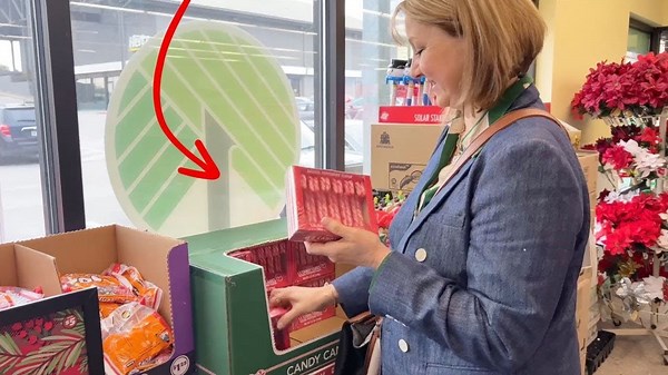 Everyone will be running to the Dollar Store after seeing this brilliant idea!