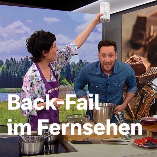 Küchen-Fail im Studio 🙈🥚 Theresa Knipschild macht den berühmten Eischnee-Test – doch weil der Schnee zu lange im warmen Studio stand, tropft er plötzlich vom Kopf von Moderator Sven Kroll. Passiert selbst Profis! Theresas Tipp: Eischnee immer frisch aufschlagen, dann klappt auch der Trick. Welche lustigen Sachen sind dir schon in der Küche passiert? | ARD Food