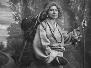 20世纪的西藏探险家Alexandra David Neel视频制作：Yangmo 有人从出生时，就注定是个传奇。 Alexandra David Neel是一位神话般的人物。她出生在法国巴黎，却终其一生对西藏充满了无限的热爱、崇拜和敬佩，她在藏地的探险等著作被译成了各种语言。 妮尔当初离开法国时曾对自己的丈夫说：“我要出远门，半年后就会回来。” 可事实上，妮尔在藏地一待就是13年，她