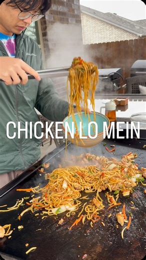 Chicken Lo mein in the 39 degree weather 🌦️🥶 Ingredients: * chicken * your fav veggies * noodles Sauce: * 1/4 cup water * 1 tbsp soy sauce * 1 tbsp dark soy sauce * 1 tbsp oyster sauce * 1 tbsp shaoxing wine * salt pepper * drizzle of honey * 1 tsp cornstarch Add more soy sauce if you need more flavor. #blackstone #blackstonegriddle #flattop #griddle #EasyRecipe #quickmeals #dinneridea #homecooking #cookwithme #cookingvlog #outdoorcooking #marriedlife #chineserecipe #noodles #chickenrecipe #ch